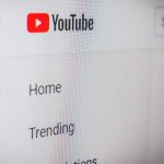 YouTube ist nicht mehr nur eine Videoplattform der jungen Generationen. Auch die generation 59plus findet zunehmend mehr Spaß daran. Bildquelle: © Christian Wiediger / Unsplash.com
