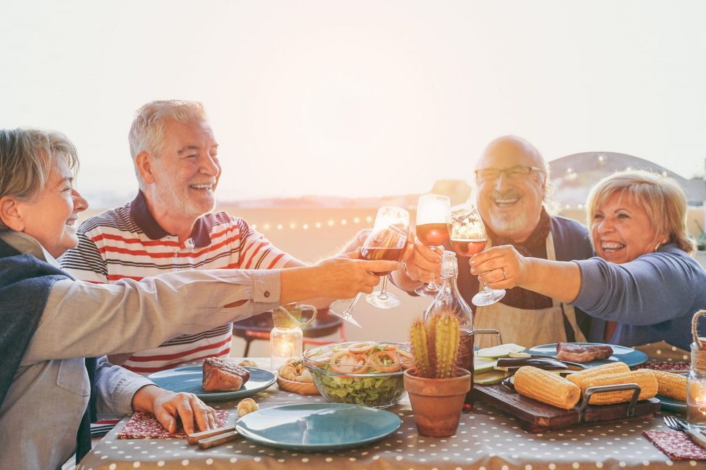 Auch das Glas Wein am Abend wirkt sich positiv auf den Flüssigkeitshaushalt aus. Bildquelle: Shutterstock.com