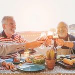 Auch das Glas Wein am Abend wirkt sich positiv auf den Flüssigkeitshaushalt aus. Bildquelle: Shutterstock.com