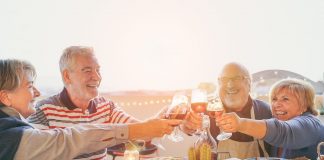Was Sie schon immer über Wein wissen wollten Auch das Glas Wein am Abend wirkt sich positiv auf den Flüssigkeitshaushalt aus. Bildquelle: Shutterstock.com