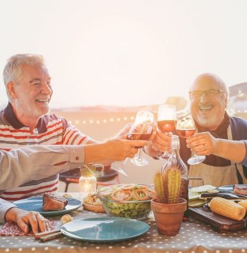 Was Sie schon immer über Wein wissen wollten Auch das Glas Wein am Abend wirkt sich positiv auf den Flüssigkeitshaushalt aus. Bildquelle: Shutterstock.com