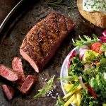 Ein leckeres Steak, perfekt zubereitet und als kleine Abrundung ein liebevoll zubereitetes Dessert, lässt doch wohl so jeden von uns ins Schwärmen geraten. Bildquelle: © MAREDO
