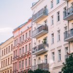 Für viele Menschen vor allem in Altbauten ist der Treppenlift eine perfekte Lösung in den eigenen Wohnungen bleiben zu können. Bildquelle: © Jonas Denil / Unsplash.com