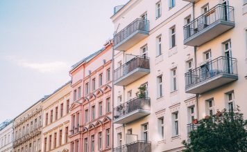 „…und dann holen wir uns noch einen Treppenlift“ Der Treppenlift – Hilfsmittel oder Designerstück? Für viele Menschen vor allem in Altbauten ist der Treppenlift eine perfekte Lösung in den eigenen Wohnungen bleiben zu können. Bildquelle: © Jonas Denil / Unsplash.com