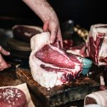 Steak ist nicht gleich Steak. Es kommt entscheidend darauf an, aus welchem Teil vom Rind das Fleisch stammt. Bildquelle: © Rawpixel / Unsplash.com