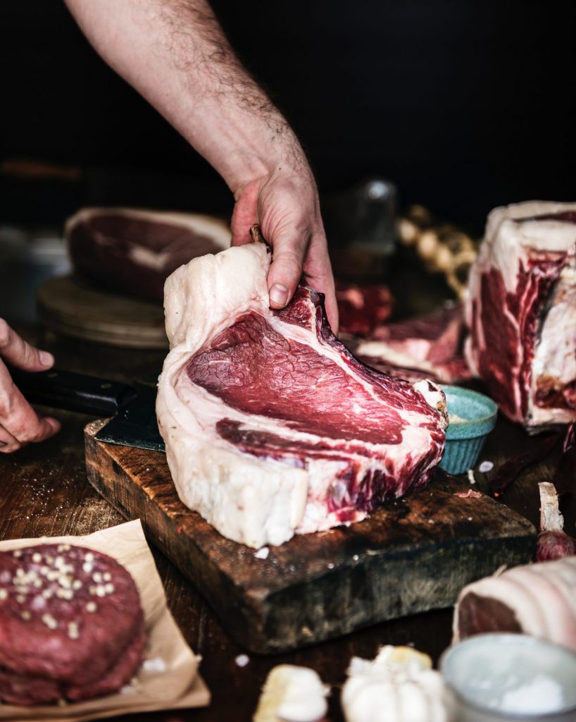 Steak ist nicht gleich Steak. Es kommt entscheidend darauf an, aus welchem Teil vom Rind das Fleisch stammt. Bildquelle: © Rawpixel / Unsplash.com