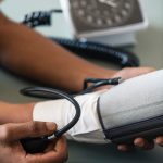 Auch das regelmäßige Blutdruckmessen braucht keinen Gang mehr zum Arzt. Bildquelle: © rawpixel / Unsplash.com