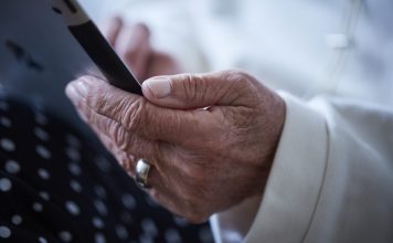 Smartphone, Tablet oder gar ein Phablet? Private Fahrdienste - auch Mobility-on-Demand-Services genannt, können Sie in der jeweiligen Stadt oder Umgebung ganz einfach über eine App auf Ihrem Smartphone buchen. Bildquelle: © Zoelita / 59plus.de