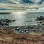 Einen ganz eigenen Reiz übt die karge Vulkanlandschaft auf die Besucher Lanzarotes aus. Vor allem die schwarzen Sandstrände findet man sonst nur auf Hawaii. Bildquelle: Pixabay.de
