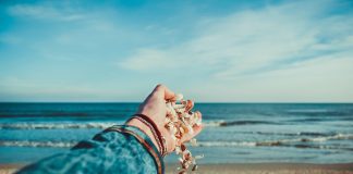 Marthe B.: “Unter Leuten zu sein, tut mir gut” Eine letzte Reise? Die Sonne, der Strand und das Meer haben Marthe B. Kraft gegeben. Bildquelle: © Razvan Narcis Ticu / Unsplash.com