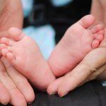 Berührungen sind nicht nur für Babys lebensnotwendig, sondern auch für die Generation 59plus. Bildquelle: © Bonnie Kittle / Unsplash.com