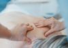 Massage für die Generation 59plus: die Kraft der sanften Berührung Sanfte Massagen helfen unserem Körper geschmeidig zu bleiben. Bildquelle: ©Toa Heftiba / Unsplash.com