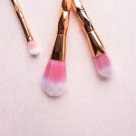 Die richtige Auswahl an Pinseln vereinfacht das richtige Auftragen von Rouge. Bildquelle: © Hazel Olayres / Unsplash.com