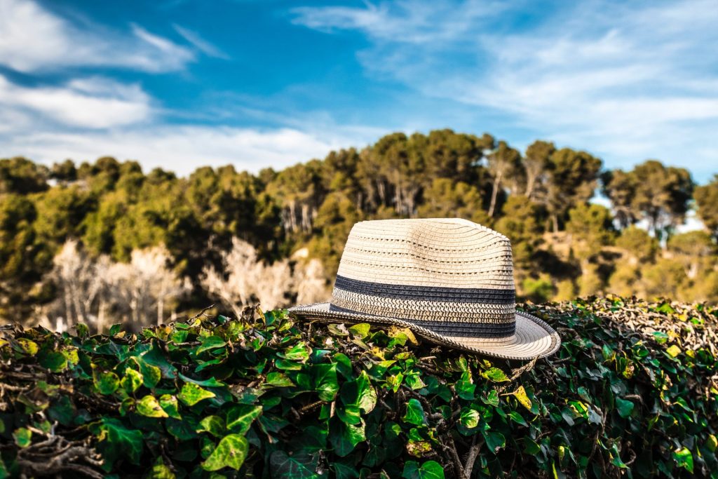 Eine passende Kopfbedeckung sollte uns Menschen der Generation 59plus ab dem Frühling mehr oder weniger dauerhaft beleiten. Sie schützt nicht nur gegen die Sonne, sondern sieht auch noch schick aus. Bildquelle: © Humberto Braojos / Unsplash.com