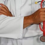 Der persönliche Kontakt zum Arzt soll durch die Telemedizin auf keinen Fall abgeschafft werden. Bildquelle: © Martin Brosy / Unsplash.com