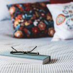 Auch das Ambiente im Schlafzimmer spielt bis ins hohe Alter ein große Rolle für das Wohlbefinden. Bildquelle: © Kari Shea / Unsplash.com