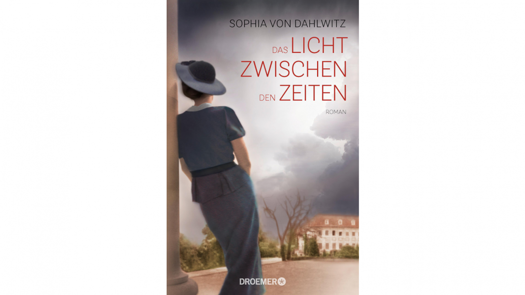 das.licht.zwischen.den.zeiten In Das Licht zwischen den Zeiten arbeitet Autorin Sophia von Dahlwitz unter einem Pseudonym ihre eigene Familiengeschichte auf. Bildquelle: Droemer und Knaur