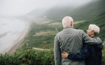 Unser Buchtipp: Wie geht ein Leben lang? Ein Leben lang - dieses Versprechen können viele Paare nicht halten. Autorin Julia Grosse hat sich auf den Weg gemacht, um diejenigen zu befragen, die ihr Versprechen halten konnten. Bildquelle: unsplash.com/rawpixel