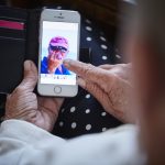 Die digitale Welt gibt uns die Möglichkeit unsere Geschichten mit Menschen in der ganzen Welt zu teilen. Bildquelle: © Zoelita / 59plus.de