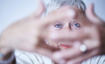 Der perfekte Augenaufschlag mit Mascara und Co. Auch mit 59plus spricht überhaupt nichts gegen etwas Mascara und Co. Bildquelle: © Zoelita / 59plus GmbH