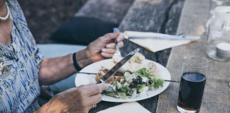 Für mehr Lebensqualität im Alter – Wichtige Alltagshilfen Kleine oder größere Alltagshelfer geben uns die Möglichkeit lange unabhängig und autark zu bleiben. Bildquelle: © Stella de Smit / Unsplash.com