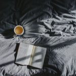 Ein gutes Buch kann man bei jedem Wetter genießen, daher erhalten Sie bei 59plus immer wieder tolle Leseempfehlungen. Bildquelle: © Toa Heftiba / Unsplash.com