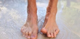 Hallux Valgus: Diagnose und Behandlung des Überbeins Hallux Valgus tritt in den meisten Fällen bei Frauen auf. Bildquelle: Pixabay.de