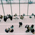 Die jährliche Hauptversammlung einer Aktiengesellschaft ist immer etwas besonderes, vor allem, wenn es sich um die der Deutschen Telekom handelt. Bildquelle: © Daria Shevtsova / Unsplash.com