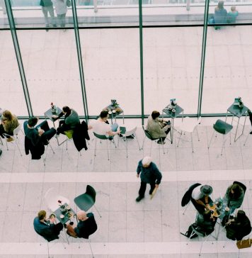 Deutsche Telekom: Besuch der alten Damen und Herren Die jährliche Hauptversammlung einer Aktiengesellschaft ist immer etwas besonderes, vor allem, wenn es sich um die der Deutschen Telekom handelt. Bildquelle: © Daria Shevtsova / Unsplash.com