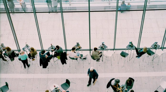 Deutsche Telekom: Besuch der alten Damen und Herren Die jährliche Hauptversammlung einer Aktiengesellschaft ist immer etwas besonderes, vor allem, wenn es sich um die der Deutschen Telekom handelt. Bildquelle: © Daria Shevtsova / Unsplash.com