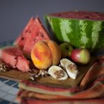 Vor allem offen herum stehendes Obst ist die perfekte Einladung für ungebetene Insekten. Bildquelle: © Roman / Davayposmotrim / Unsplash.com