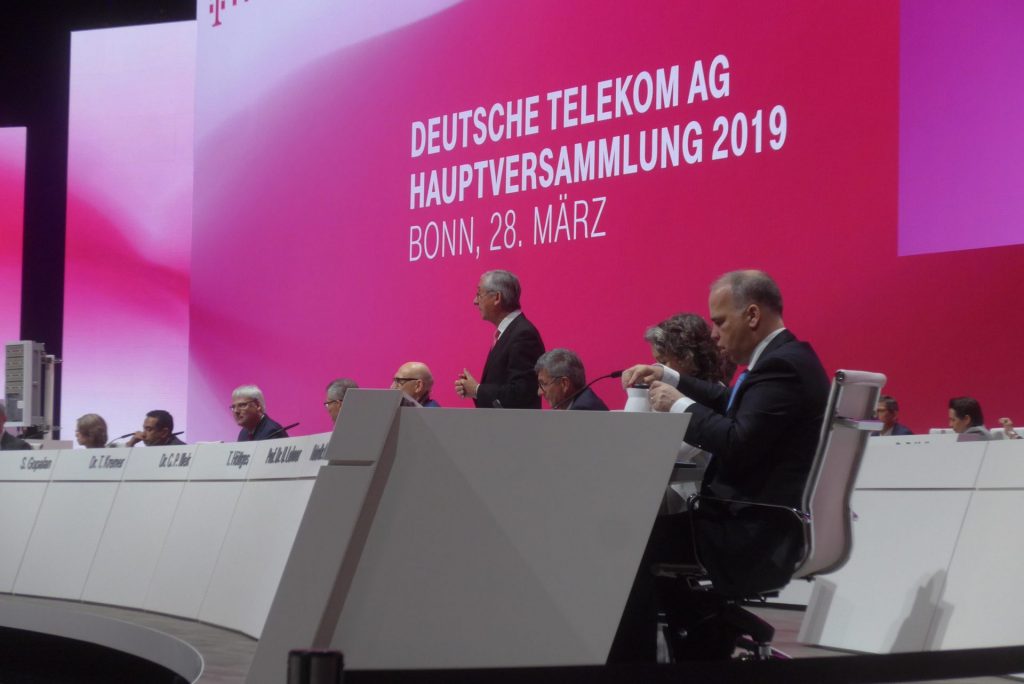 Am vergangenen Donnerstag war in Bonn die alles überragende Farbe Magenta. Hauptversammlung der Deutschen Telekom. Bildquelle: © Martin Beier