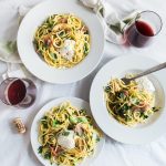 Ob Spaghetti Bolognese oder ganz einfach mit Pesto oder frischem Gemüse – ein Pastagericht ist immer leicht und schnell zubereitet. Bildquelle: © Brooke Lark / Unsplash.com