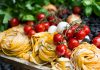 Nudeln machen glücklich Nudeln oder Pasta sind inzwischen von unserem Speiseplan nicht mehr wegzudenken. Bildquelle: ©Jakub Kapusnak / Unsplash.com