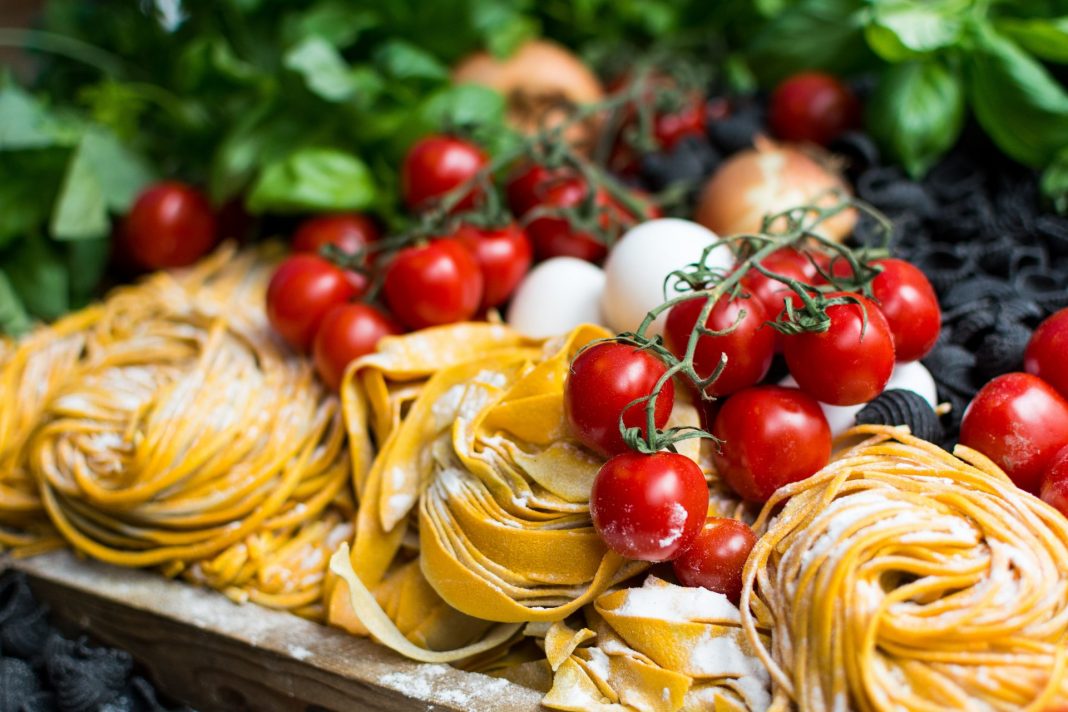 Nudeln oder Pasta sind inzwischen von unserem Speiseplan nicht mehr wegzudenken. Bildquelle: ©Jakub Kapusnak / Unsplash.com