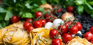 Nudeln machen glücklich Nudeln oder Pasta sind inzwischen von unserem Speiseplan nicht mehr wegzudenken. Bildquelle: ©Jakub Kapusnak / Unsplash.com