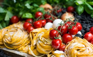 Nudeln machen glücklich Nudeln oder Pasta sind inzwischen von unserem Speiseplan nicht mehr wegzudenken. Bildquelle: ©Jakub Kapusnak / Unsplash.com