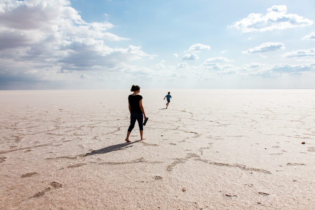 Die gewaltigen Salzseen prägen die Landschaft im Süden Tunesiens. Bildquelle: © Nace Skoda / Unsplash.com