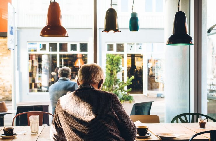 Wohnen mit Versorgungssicherheit – mit Wohncafé oder Service Point? Eigenständigkeit ist eine wichtige Voraussetzung. Bildquelle: © Jeff Sheldon / Unsplash.com