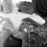 Claudia Schiaretta kennt ihre Strickerinnen persönlich und trifft regelmäßig mit ihnen, um die anstehende Kollektion zu besprechen. Bildquelle: ©Filomontini