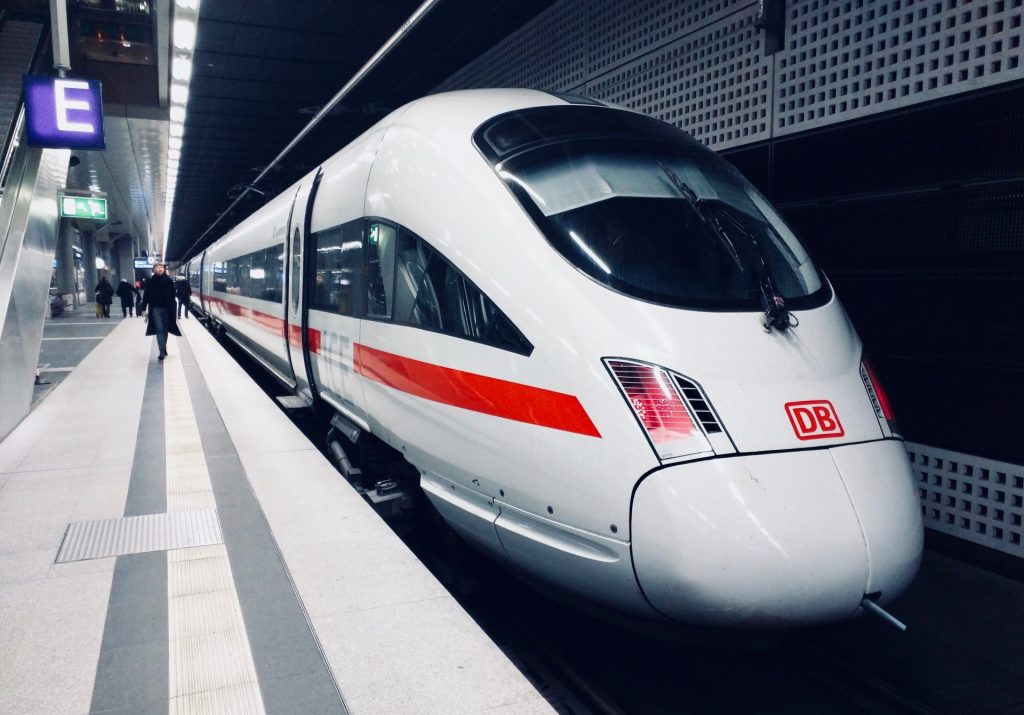 Auch die Deutsche Bahn bietet mit ihrem Mobilitätsservice barrierefreie Reisen durch Deutschland an. Bildquelle: © Daniel Abadia / Unsplash.com