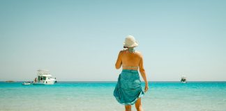 Allein reisende Frauen werden immer mehr Ein schönes Tuch und ein toller Hut lenken die Blicke ab, von evtl. Problemzonen. Das gilt übrigens für Jung und Alt. Bildquelle: © Vidar Nordli Mathisen / Unsplash.com