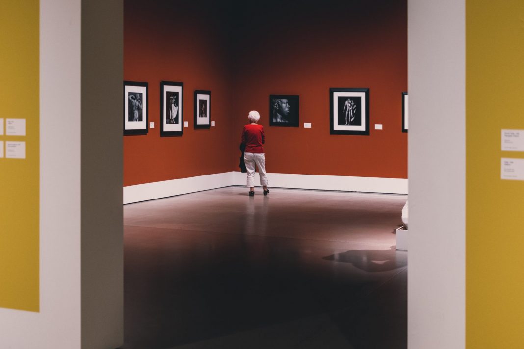 Viele Museen bieten inzwischen spezielle Führungen für an Demenz erkrankte Menschen an. Bildquelle: © Soren Astrup Jorgensen / Unsplash.com