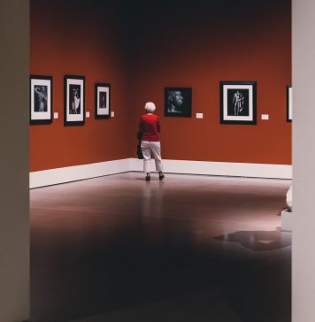 Demenz-Fibel: Kultur und Demenz Viele Museen bieten inzwischen spezielle Führungen für an Demenz erkrankte Menschen an. Bildquelle: © Soren Astrup Jorgensen / Unsplash.com