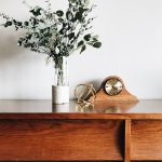 Alte Holzmöbel können in jeder Wohnung toll wirken. Geben Sie Ihnen einfach ein wenig Raum. Bildquelle: © Stephanie Harvey / Unsplash.com