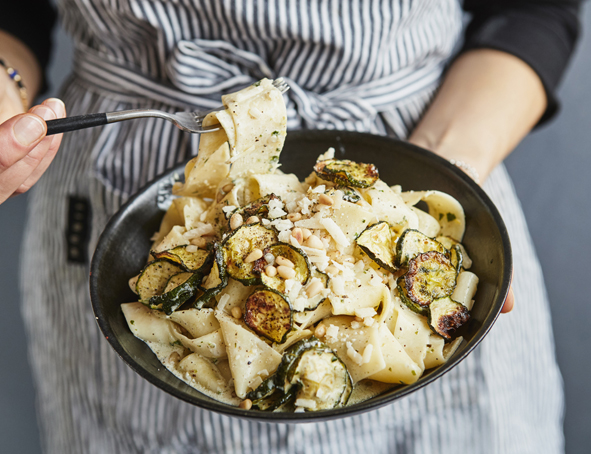 Schnelle Pasta: Zucchini-Zitronen-Pappardelle - 59plus Schnelle Pasta: Zucchini-Zitronen-Pappardelle - 59plus