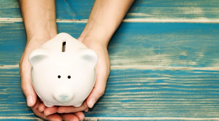 Warum ist es für Rentner schwerer, einen Kredit zu bekommen? Wenn das Sparschwein nichts mehr her gibt, dann kann kann ein kredit helfen. Bildquelle: Shutterstock.com