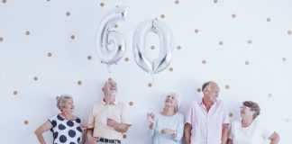 60. Geburtstag: Tipps zu Einladung, Veranstaltungsort, Verpflegung & mehr https://de.123rf.com/lizenzfreie-bilder/birthday_grandmother.html?oriSearch=celebrating+retirement&sti=nj6agowccxoookgyvn|&mediapopup=92936589