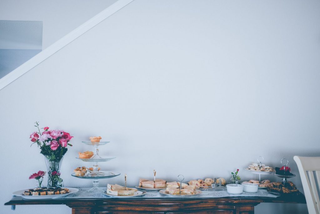 Ein Buffet ist für einen runden Geburtstag die ideale Lösung seine Gäste toll zu bewirten. Bildquelle: © Neonbrand / Unsplash.com