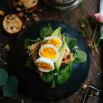Das persönliche Gewicht lässt sich auf sehr gesunde Art und Weise, mit den richtigen Lebensmitteln, nach oben verändern. Bildquelle: © Joseph Gonzalez / Unsplash.com